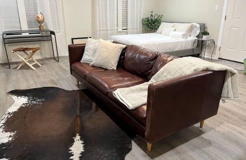 Taylor Hotel | Charming Studio with fireplace