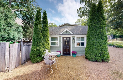 East Chop Apartment | Charming studio with amazing location near town & beach