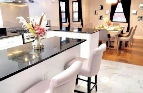 Roselawn Finance House | Charming Stylish Tudor Home Mins from Downtown