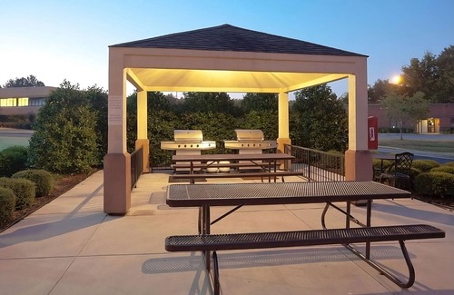 Libertyville House | Charming Suites w/BBQ & Full Kitchen – Ideal Home Comfort for Your Stay