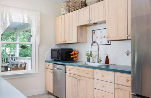 Tarrytown House | Charming Tarrytown Bungalow