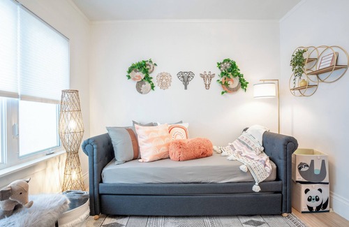 Mosswood House | Charming Temescal Getaway w/Patio, Kid-Friendly, Fast Wifi & Super Central
