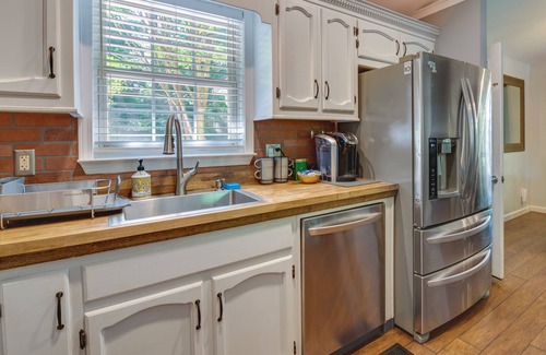 Temple House | Charming Temple Home: Sunroom & Private Backyard!