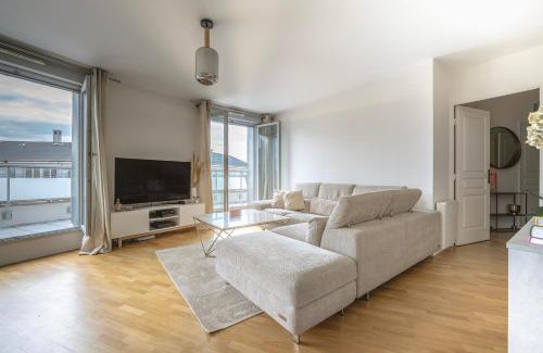 Les Lilas Apartment | Charming Terrace Apt Near Paris - Olympics