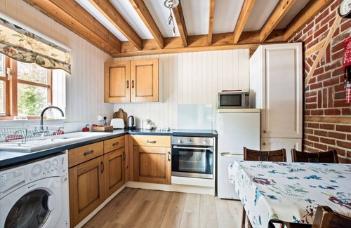 New Forest District Cottage | Charming thatched cottage with shared garden, ideal for walkers