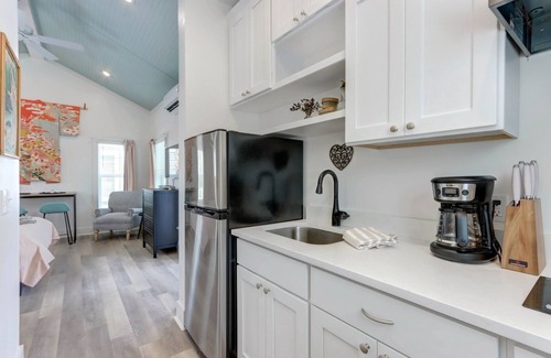Thunderbolt Cottage | Charming Tiny Cottage, 5min to SAV, 15min to Beach by Lucky Savannah