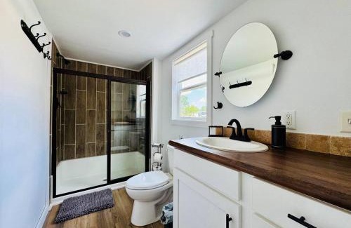 Austin Apartment | Charming Tiny Home Getaway with Pool and Hot Tub