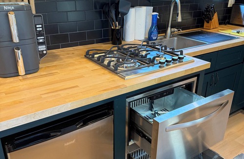 Crouse House | Charming Tiny Home with 1 bedroom and 2 lofts and WiFi, AC in wonderful Dallas.