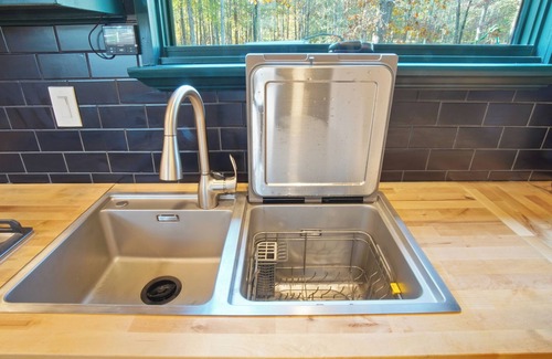 Crouse House | Charming Tiny Home with 1 bedroom and 2 lofts and WiFi, AC in wonderful Dallas.