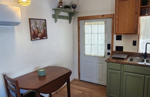 Duncan Cabin | Charming tiny home with AC in Duncan - perfect for a cozy getaway