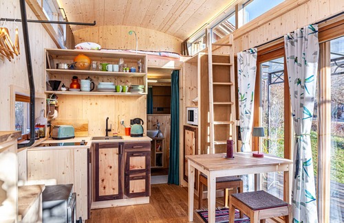 Unterammergau Ski Chalet | Charming Tiny House “Loft Süd” with Mountain View, Wi-Fi, Terrace and Garden