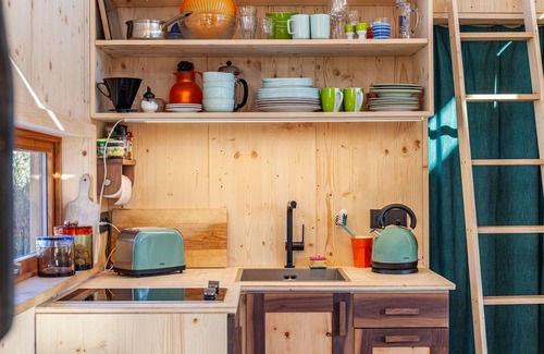 Unterammergau Ski Chalet | Charming Tiny House “Loft Süd” with Mountain View, Wi-Fi, Terrace and Garden