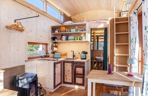 Unterammergau Ski Chalet | Charming Tiny House “Loft Süd” with Mountain View, Wi-Fi, Terrace and Garden