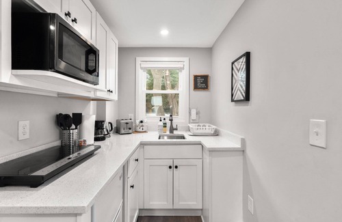 White Oak Cottage | Charming Tiny House 1 Bedroom Suite in lovely Silver Spring with WiFi, AC