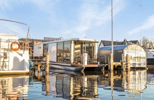 Municipality of Wijdemeren Apartment | Charming Tiny Houseboat Escape Near Amsterdam by Weltevreden Experience