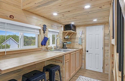 Dripping Springs House | Charming Tiny House in Dripping Springs w/Grill, Fire Pit & Views