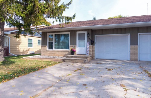 Appleton House | Charming townhome in Appleton with WiFi, 28 minutes away from Lambeau Field!