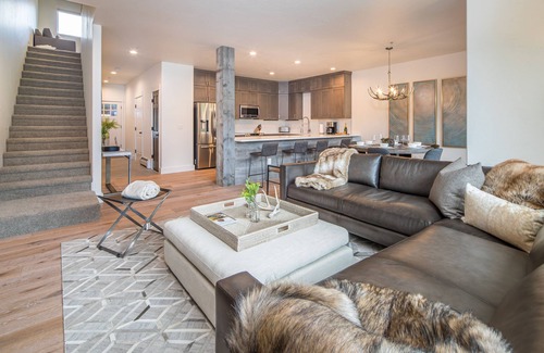 Big Sky House | Charming Townhome! Private Patio And Grill! 15 Min to Resort! 10 Min Walk to Shu