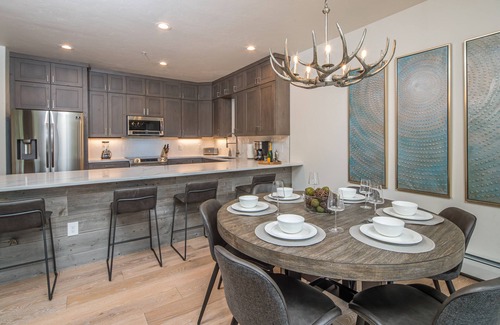 Big Sky House | Charming Townhome! Private Patio And Grill! 15 Min to Resort! 10 Min Walk to Shu
