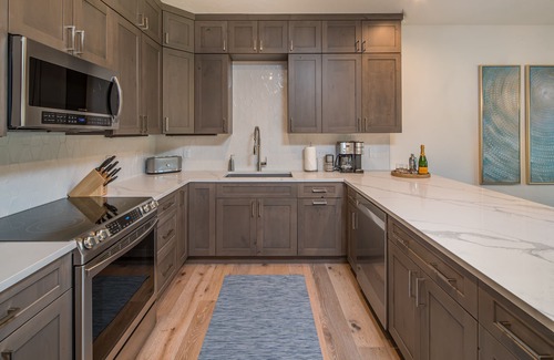 Big Sky House | Charming Townhome! Private Patio And Grill! 15 Min to Resort! 10 Min Walk to Shu