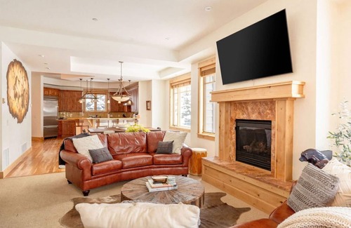 Big Sky House | Charming Townhome! Private Deck with Grill and Hot Tub! 15 Min Drive to Resort!