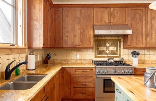 Big Sky House | Charming Townhome! Private Deck with Grill and Hot Tub! 15 Min Drive to Resort!