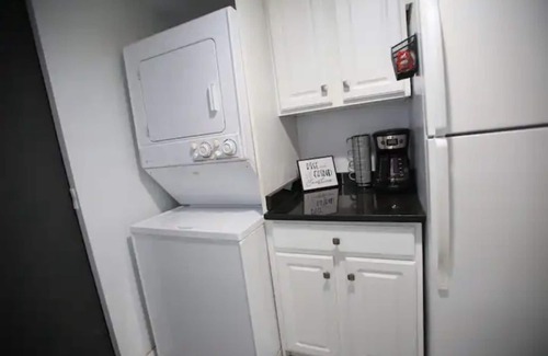 Canton House | Charming Townhouse in Baltimore City NO PET FEE