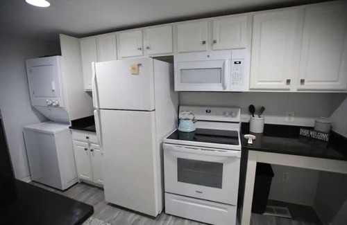 Canton House | Charming Townhouse in Baltimore City NO PET FEE