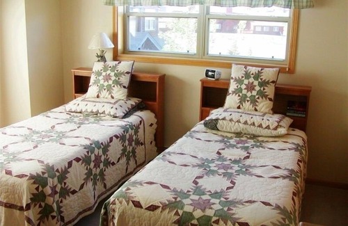 Dillon House | Charming townhouse on the shores of Lake Dillon