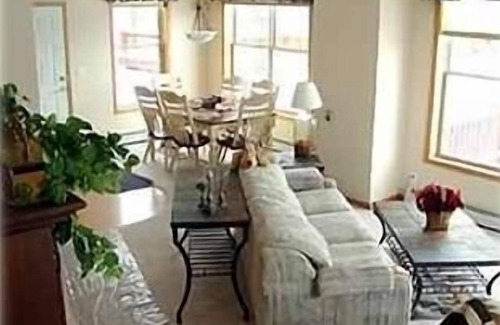 Dillon House | Charming townhouse on the shores of Lake Dillon