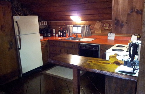 Wardsboro Cabin | Charming Traditional Log Cabin In Between Mt. Snow And Stratton with Sauna/WIFI