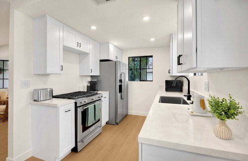 Sierra Madre Apartment | Charming Treehouse Retreat in Sierra Madre