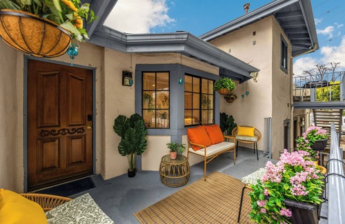 Sierra Madre Apartment | Charming Treehouse Retreat in Sierra Madre