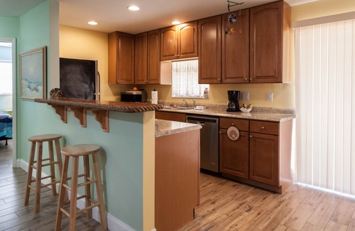 Iona Apartment | Charming Tropical Getaway With A Perfect Central Location. Minutes To The Beach!