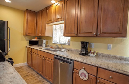 Iona Apartment | Charming Tropical Getaway With A Perfect Central Location. Minutes To The Beach!