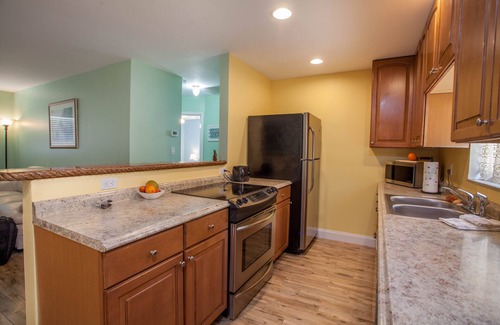 Iona Apartment | Charming Tropical Getaway With A Perfect Central Location. Minutes To The Beach!