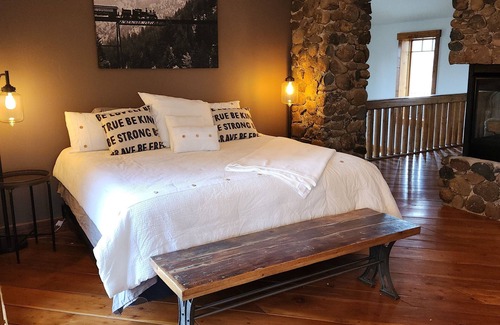 Mesa Other | Charming unique 2-bdrm farmhouse in Mesa with WiFi, close to Powderhorn Ski Area