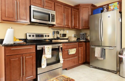 Oak Park House | Charming Updated Bungalow! Centrally Located📍Porch/Grill/Garden/Cable/WiFi/Crib