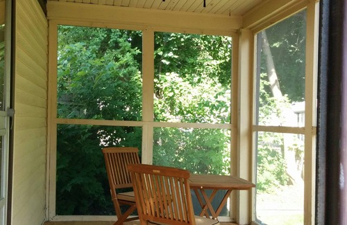 Oak Park House | Charming Updated Bungalow! Centrally Located📍Porch/Grill/Garden/Cable/WiFi/Crib