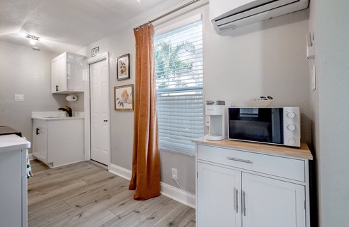 North Hyde Park Apartment | Charming Updated Condo in Heart of Tampa