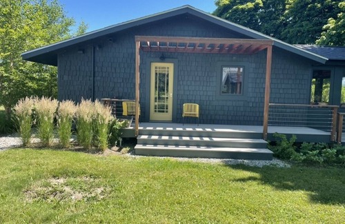 Charlotte Cottage | Charming, updated lakeside cottage
