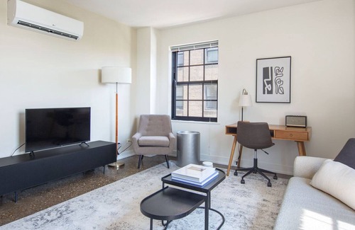 Uptown Apartment | Charming Uptown 1BR w/ Indoor Pool, nr Lakefront Trail, by Blueground