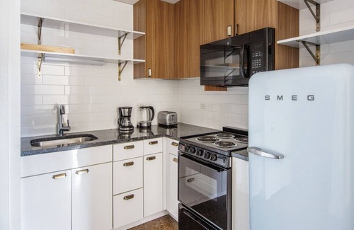 Uptown Apartment | Charming Uptown 1BR w/ Indoor Pool, nr Lakefront Trail, by Blueground