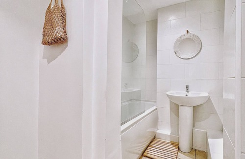 Castlefield Apartment | Charming Urban Retreat - Central Manchester Delight