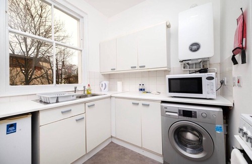 Cantelowes Apartment | Charming Victorian House in Greater London