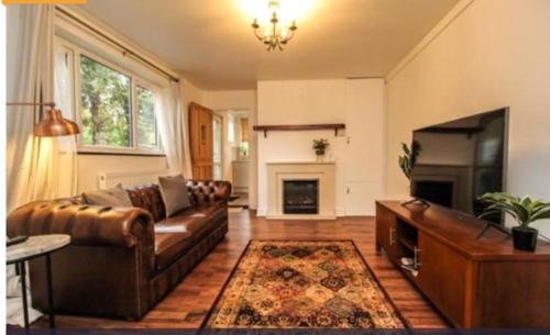 Brentwood Apartment | Charming Victoria Conversion Flat in Brentwood with a Garden & Free Parking