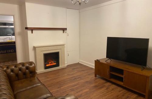 Brentwood Apartment | Charming Victoria Conversion Flat in Brentwood with a Garden & Free Parking