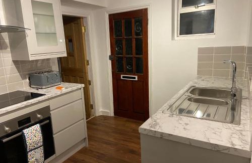 Brentwood Apartment | Charming Victoria Conversion Flat in Brentwood with a Garden & Free Parking