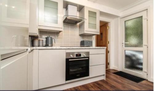 Brentwood Apartment | Charming Victoria Conversion Flat in Brentwood with a Garden & Free Parking
