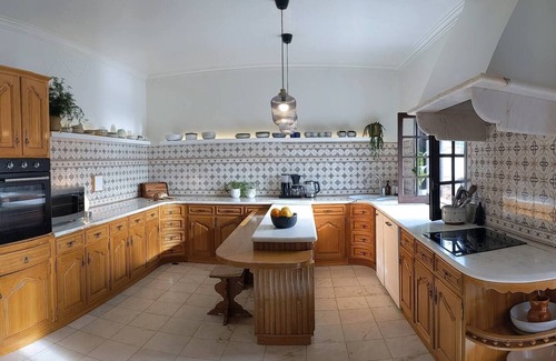 Funchalinho Villa | Charming Villa between Lisbon and the Beach, with headed pool!